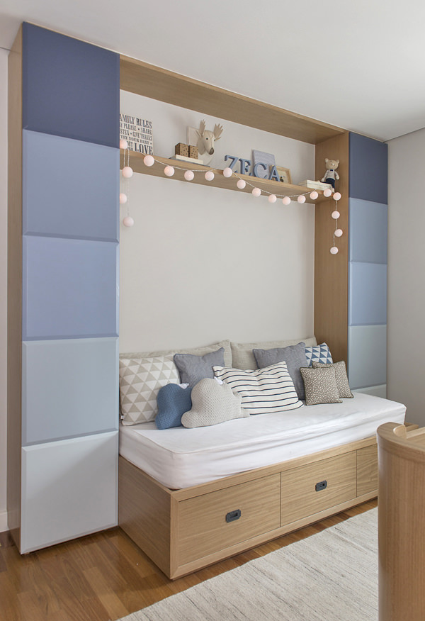 Harmonização de móveis de madeira com azul em quarto de bebê Tibério Construções