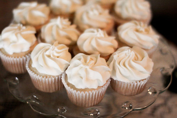 chá-de-bebê marrom e branco