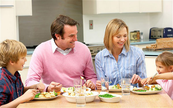 refeicao-mesa-criancas-como-fazer-seu-filho-comer