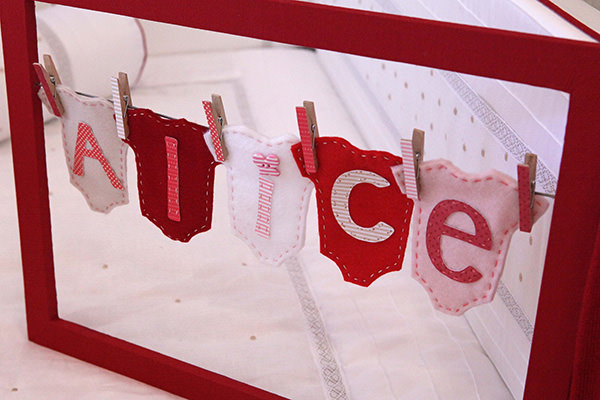 decoracao-quarto-bebe-vermelho-rosa-quadro-porta