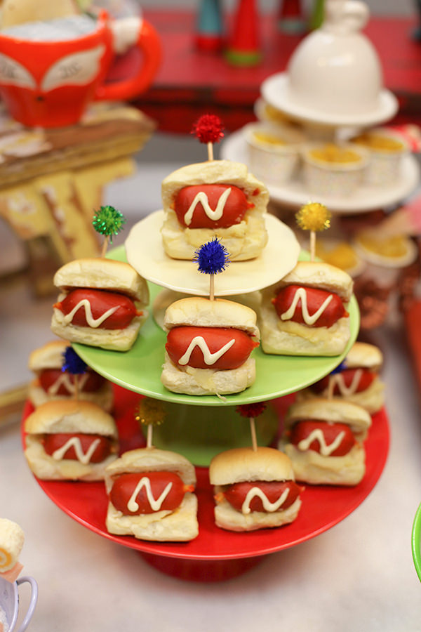 Mini hot dog com salsicha grelhada