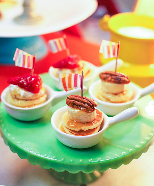 Panqueca de maple syrup, chantilly e frutas frescas ou noz pecan