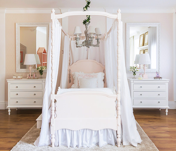 Quarto de princesa rosa bebê com cama dossel 