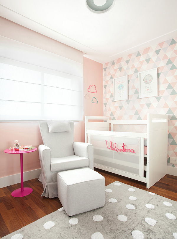 Decoração moderna e delicada para o quarto de bebê