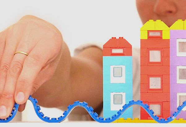 Fita adesiva de Lego vira sonho de consumo dos pequenos