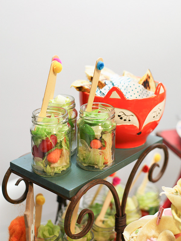 Salada de folhas com cenoura baby, tomatinho cereja e molho de limão